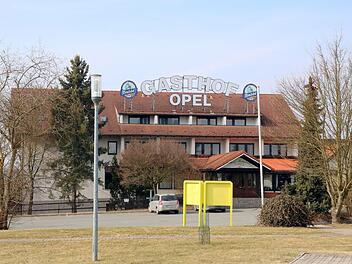 Traditionshaus in Himmelkron: Der Hotel-Gasthof Opel ist seit Jahrzehnten ein Anlaufpunkt für Gäste. Zuletzt streute jemand das Gerücht, die Inhaber seien pleite und müssten schließen.Jochen Nützel