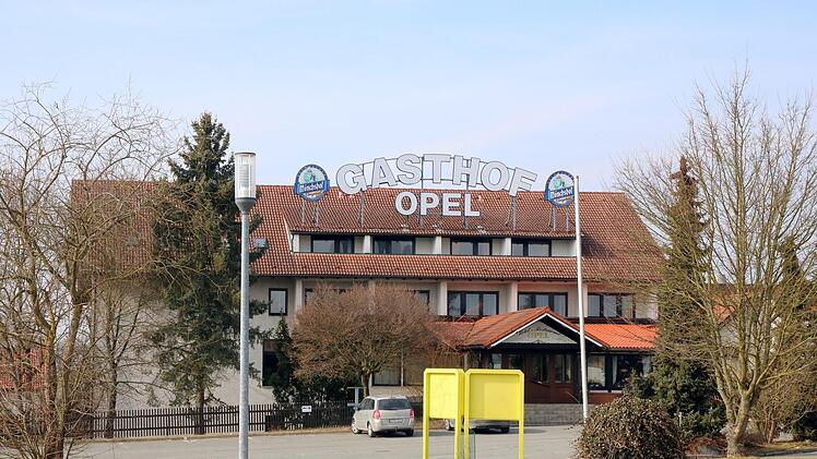 Traditionshaus in Himmelkron: Der Hotel-Gasthof Opel ist seit Jahrzehnten ein Anlaufpunkt für Gäste. Zuletzt streute jemand das Gerücht, die Inhaber seien pleite und müssten schließen.Jochen Nützel