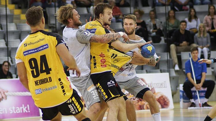 HSC-Neuzugang Pontus Zetterman (mit Ball, hier im ersten Heimspiel gegen Dresden) war zuletzt in Düsseldorf in der zweiten Halbzeit mit seiner Durchschlagskraft und Übersicht ein wichtiger Faktor.  Foto: Hagen Lehmann