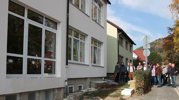 Der Eingang ins Schulhaus an der Alten Pressecker Straße (linker Bildrand) soll mit einer Rampe barrierefrei ausgebaut werden.Klaus Klaschka