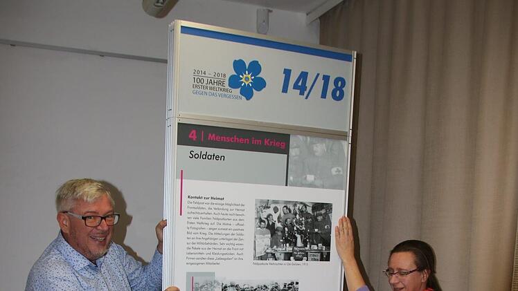 Adelheid Waschka und Robert Fischer stellen im Museum die Tafeln der Ausstellung auf.Matthias Einwag