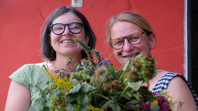 Ingrid Bold (links) und Elisabeth Assmann mit einem Kräuterbüschel. Foto: Gerd Schaar