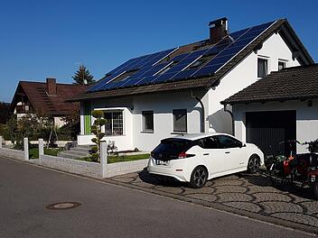 Vor dem Haus der Familie Jung parken die E-Fahrzeuge, auf dem Dach läuft die Photovoltaik-Anlage. Foto: Archiv Matthias Jung