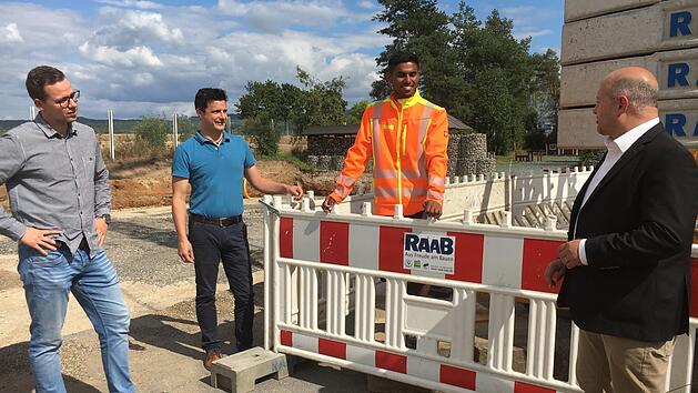 Juniorchef Benedikt Raab und Ausbildungsleiter Thomas Polzer zusammen mit Mohsin Tareq und MdL Holger Dremel (von links) auf dem Gelände der Firma  Raab, wo der Junge nun eine Ausbildung beginnen darf. Foto: Anette Schreiber