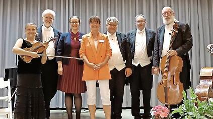 Das Musikensemble „Consortium Felicianum“ mit Hausleitung Anna Römelsberger und Pflegedienstleitung Jana Karbowy.