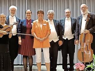 Das Musikensemble „Consortium Felicianum“ mit Hausleitung Anna Römelsberger und Pflegedienstleitung Jana Karbowy.