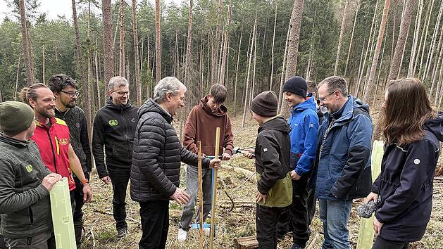 Insgesamt 50 Sch&uuml;lerinnen und Sch&uuml;ler der Maximilian-von-Welsch-Realschule beteiligten sich an einer Baumpflanzaktion des Landkreises und der Waldbesitzervereinigung Kronach-Frankenwald. Das Bild zeigt einen Sch&uuml;ler mit Landrat Klaus L&ouml;ffler beim ...