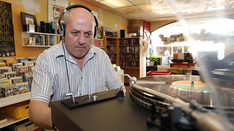 Carlo Herrmann hört Platten imBamberger Musicland.  Fotos: Matthias Hoch/Michael Gründel