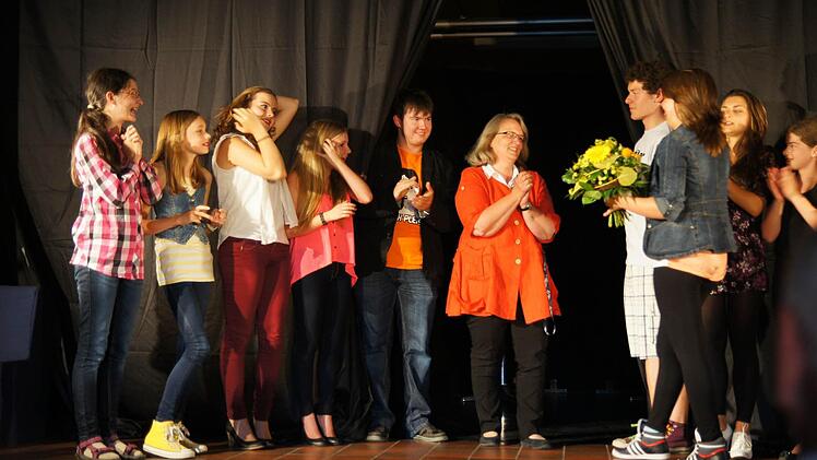 Die Schüler der "English-Drama-Group" bedanken sich bei ihrer Lehrerin Ulrike Moldenhauer-Alzner, die die Schüler immer unterstützt und gefördert hatte.