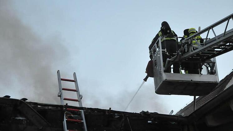 Die Bauweise des Hauses erschwerte die Löscharbeiten in Burgstall. Foto: Roland Meister
