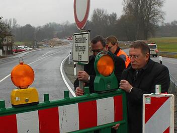 Oberbürgermeister Henry Schramm (rechts) und Siegfried Beck vom staatlichen Bauamt in Bayreuth (links neben Schramm) packten mit an,um den ersten Umgehungsabschnitt bei Melkendorf für den Verkehr freizugeben. Foto: Jürgen Gärtner