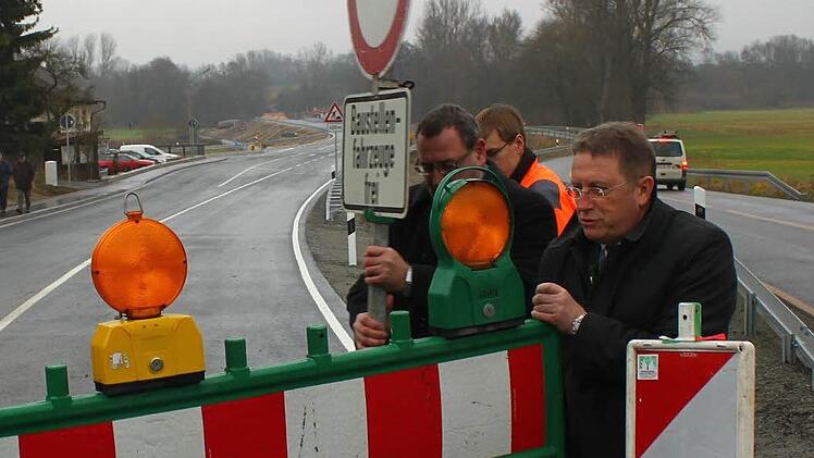 Oberbürgermeister Henry Schramm (rechts) und Siegfried Beck vom staatlichen Bauamt in Bayreuth (links neben Schramm) packten mit an,um den ersten Umgehungsabschnitt bei Melkendorf für den Verkehr freizugeben. Foto: Jürgen Gärtner