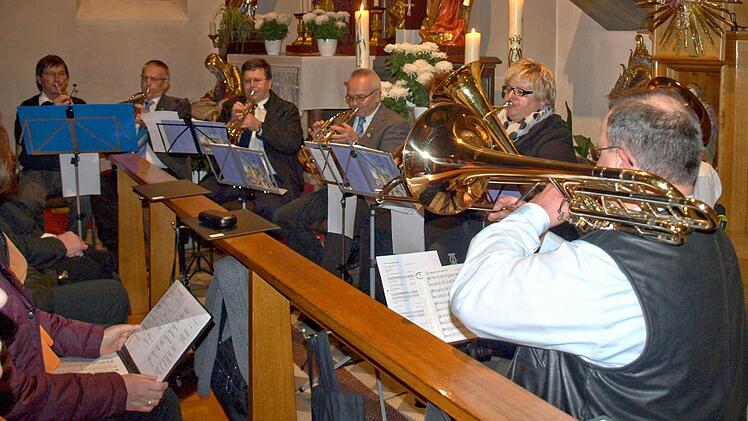 Eine Bereicherung des Adventabends war der Posaunenchor Heinersberg unter der Leitung von Michael Franz (rechts).