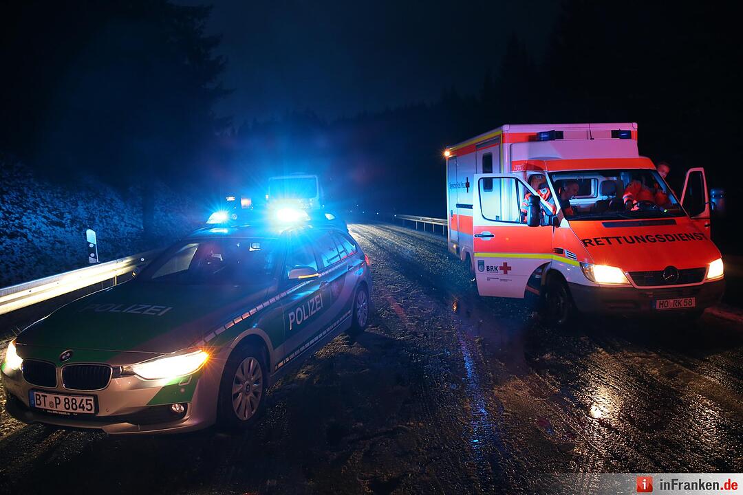 Drei Verletzte bei Unfall auf ploetzlich winterglatten Bundesstrasse