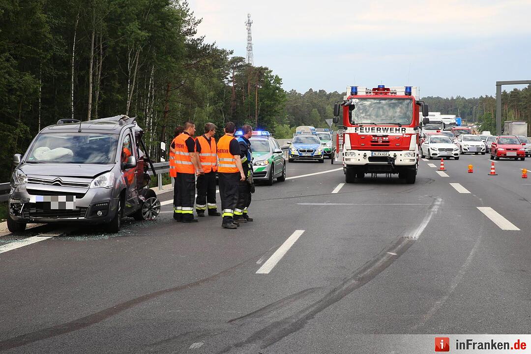 Unfall mit mehreren Fahrzeugen auf der A6 bei Nürnberg-Langwasser