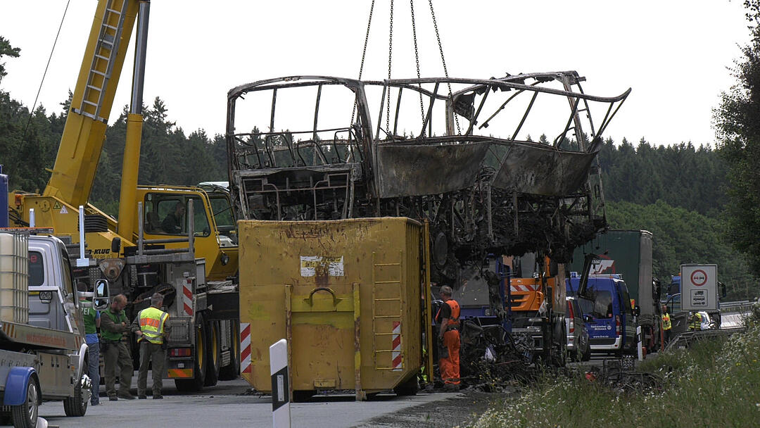 Busunglück Münchberg: Buswrack von A9 geborgen