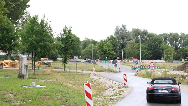 Über den Festplatz an der Aisch in Höchstadt geht es in einer U-förmigen Kurve, da noch Baustellenmaterial gelagert werden muss.