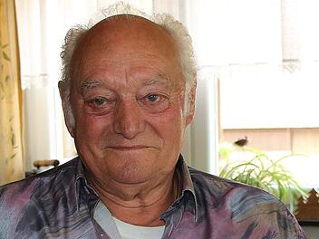 Urkunden, Zeugnisse und Dokumente, die Auskunft über sein Leben geben, hat Hans Petsch in einem prallvollen Aktenordner gesammelt. Heute feiert er seinen 80. Geburtstag.  Foto: Dieter Britz