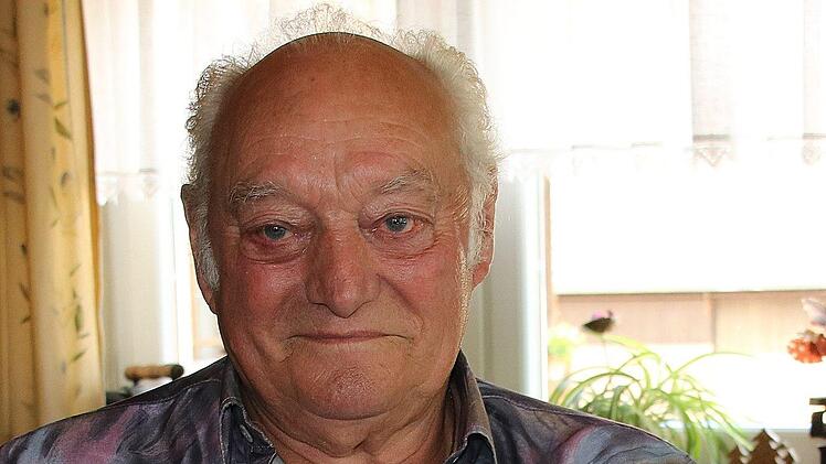 Urkunden, Zeugnisse und Dokumente, die Auskunft über sein Leben geben, hat Hans Petsch in einem prallvollen Aktenordner gesammelt. Heute feiert er seinen 80. Geburtstag.  Foto: Dieter Britz