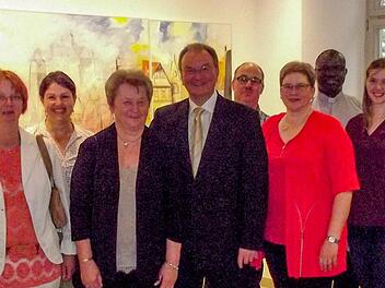 Ihre goldene Hochzeit feierten Gerlinde und Erich Zethner (M.) im Familienkreis; mit dabei Regionaldekan Thomas Teuchgräber (2. v. l.), 2. Bürgermeisterin Angela Hofmann (4. v. l.), CSU-Ehrenkreisvorsitzender Heinz Hausmann (r.) sowie Pfarrer Abbe Pierré Ndione (4. v. r.). Foto: K.- H. Hofmann