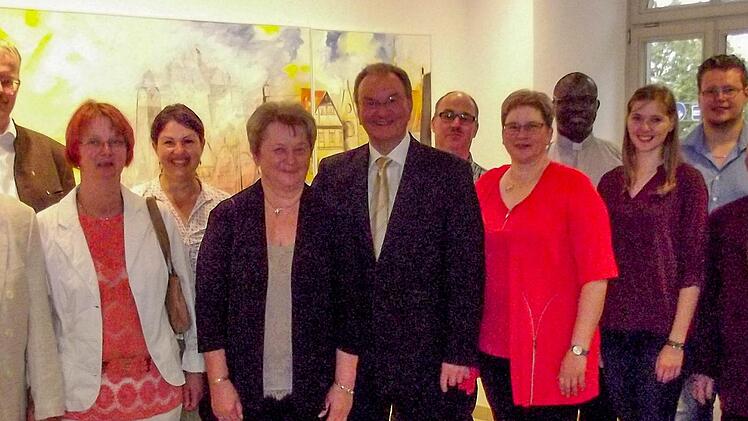 Ihre goldene Hochzeit feierten Gerlinde und Erich Zethner (M.) im Familienkreis; mit dabei Regionaldekan Thomas Teuchgräber (2. v. l.), 2. Bürgermeisterin Angela Hofmann (4. v. l.), CSU-Ehrenkreisvorsitzender Heinz Hausmann (r.) sowie Pfarrer Abbe Pierré Ndione (4. v. r.). Foto: K.- H. Hofmann