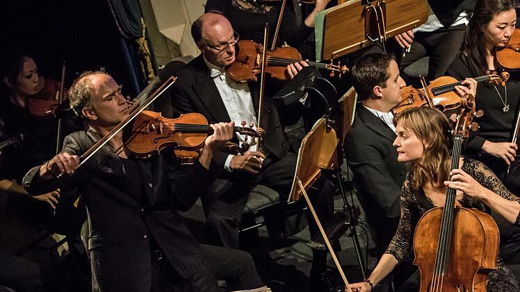 Tanja Tetzlaff und Florian Donderer begeisterten das Publikum beim Sinfoniekonzert im Landestheater Coburg.Foto: Jochen Berger