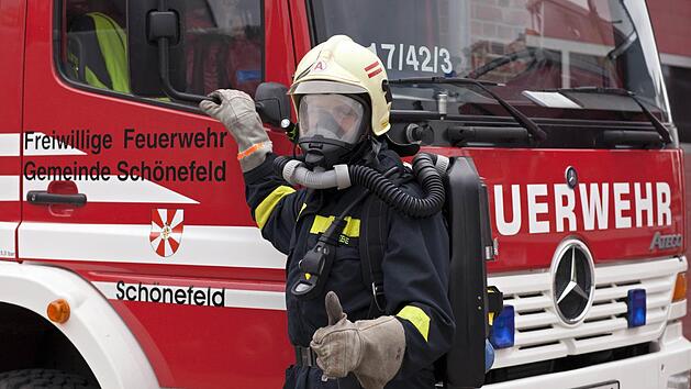 Die Feuerwehr musste ausrücken, um den Brand unter Kontrolle zu bekommen. Symbolbild: Arno Burgi/dpa