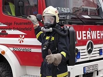 Die Feuerwehr musste ausrücken, um den Brand unter Kontrolle zu bekommen. Symbolbild: Arno Burgi/dpa