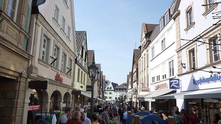 Seit diesem Jahr ist das Verkaufsgebiet auf die Innenstadt begrenzt. Händler aus der Lichtenfelser Straße oder der Albert-Ruckdeschel-Straße dürfen nicht öffnen. Fotos: Archiv