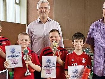 Sieger beim Tischtennis-Nachwuchsturnier des TSV Ebersdorf wurde Luca Feuerpfeil (Vierter von links). Mit im Bild (von links) Abteilungsleiter Rene Großmann mit Tochter Nele, Philipp Wicklein, Bürgermeister Timo Ehrhardt, Lui Ehrhardt, Max Krischke und Vorsitzender Roland Stärker  Foto: Hans Franz