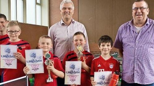 Sieger beim Tischtennis-Nachwuchsturnier des TSV Ebersdorf wurde Luca Feuerpfeil (Vierter von links). Mit im Bild (von links) Abteilungsleiter Rene Großmann mit Tochter Nele, Philipp Wicklein, Bürgermeister Timo Ehrhardt, Lui Ehrhardt, Max Krischke und Vorsitzender Roland Stärker  Foto: Hans Franz