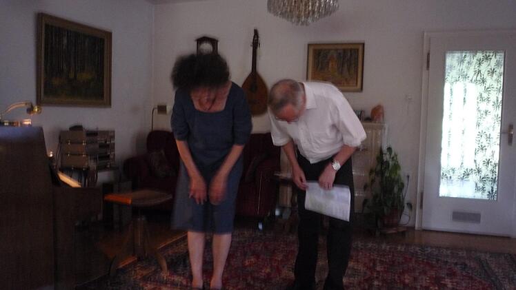 Adelheid Schmeykal und Wolfram Geuder   verneiden sich. Foto: Elisabeth Görner
