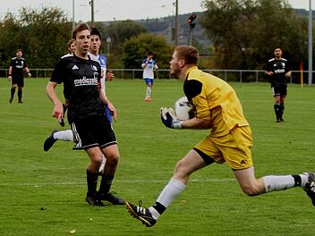 Der Steinbacher Kapit&auml;n Lars Tully kommt gegen Kissinger Schlussmann Felix Friedlein zu sp&auml;t.G. Geiling