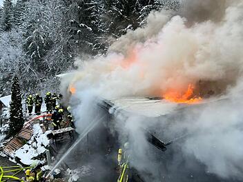 Ludwigsstadt: Feuerwehr-Großeinsatz bei Brand in „Liftstuben“ – beeindruckende Bilder