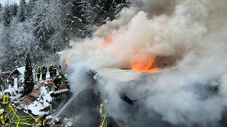 Ludwigsstadt: Feuerwehr-Großeinsatz bei Brand in „Liftstuben“ – beeindruckende Bilder