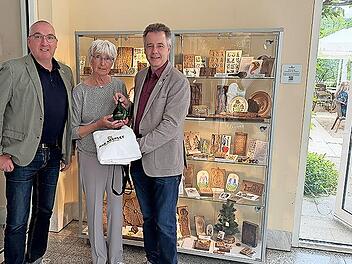 Erster B&uuml;rgermeister Andreas Sandwall (links), Sammlerin Maria Schmitz und Kurdirektor Thomas Beck vor der Ausstellung &bdquo;Holzmodel f&uuml;r Geb&auml;ck&ldquo;.