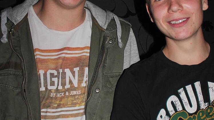 André Hofmann (18) aus Röttenbach, Stefan Pawlitzki (18) aus Zeckern: "Dass das Puls schließt, ist ein echter Verlust, weil es die einzige Disco hier im Umkreis ist. Vor allem für die 16- bis 18-Jährigen gibt es nichts anderes, wo sie hin können. Wir waren hier zwei- bis dreimal im Monat. Es ist schon traurig, dass es heute zum letzten Mal offen hat. Man verbindet mit dem Puls verschiedene Erlebnisse."  shx