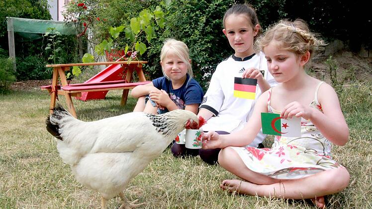 Tinas Wahl fällt auf Algerien - Lara Georgi, Paula Moï und Emma Moï (v.l.) begeistert das nicht gerade. Foto: Sabine Herteux