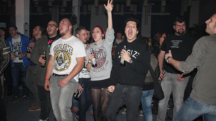Die Fans hatten eine gute Zeit und sangen eifrig mit. Foto: Stephan Stöckel.