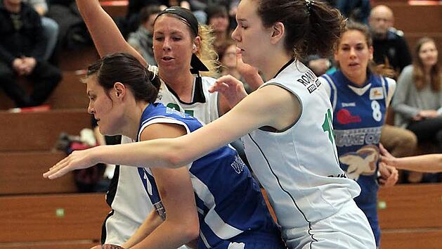 Knallharte Verteidigung demonstrieren hier Lindy Thorman (Mitte) und Nadjeschda Ilmberger (r.) gegen die W&uuml;rzburgerin Caitlin Chiaramonte.  Foto: sportpress