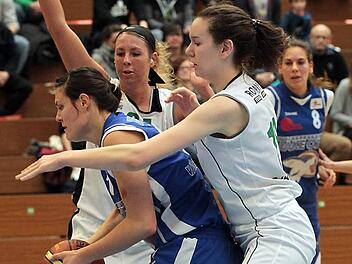 Knallharte Verteidigung demonstrieren hier Lindy Thorman (Mitte) und Nadjeschda Ilmberger (r.) gegen die W&uuml;rzburgerin Caitlin Chiaramonte.  Foto: sportpress