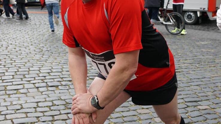 Gedehnt wird sich eigentlich erst nach dem Lauf. Für ein Foto macht Peter Frankenstein aber auch mal eine Ausnahme.  Fotos: Sarah Dann