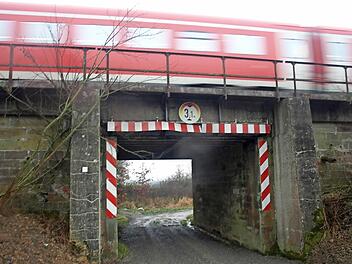 In Verlängerung der Brückenstraße plant die DB-Netzagentur die Brücke ab 2019 zu erneuern. Die Gemeinde wünscht keine Änderungen und wird sich an den Sanierungskosten nicht beteiligen.  Foto: Stefan Geiger