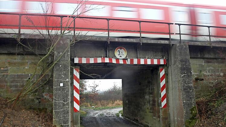 In Verlängerung der Brückenstraße plant die DB-Netzagentur die Brücke ab 2019 zu erneuern. Die Gemeinde wünscht keine Änderungen und wird sich an den Sanierungskosten nicht beteiligen.  Foto: Stefan Geiger