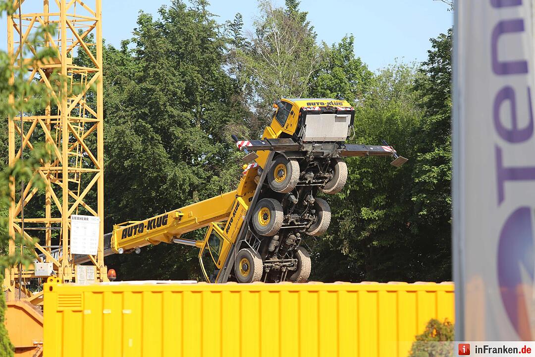 Autokran auf Baustelle in Bayreuth umgestürzt