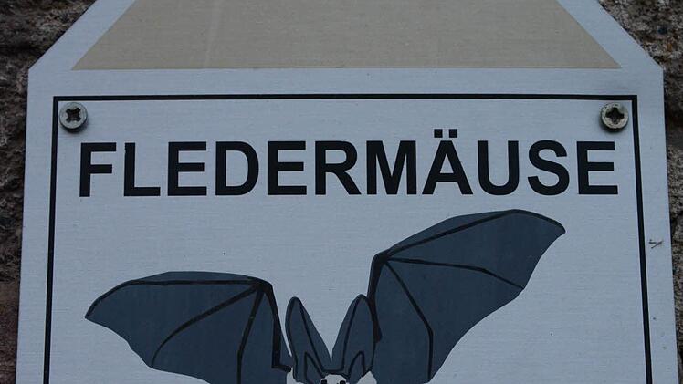 Die Plakette weist darauf hin, dass hier Lebensraum erhalten wird.  Foto: Elisabeth Assmann