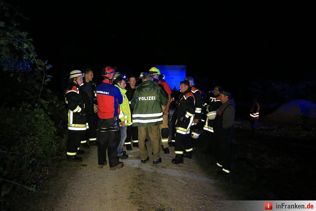 Ein Mann ist  in einem Waldstück bei Ebermannstadt von einer Felskante gefallen. Er war im Drogenrausch halbnackt duch den Wald gerannt.