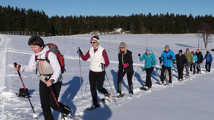 Schneeschuhwandern wird immer beliebter. Foto: Werner Reißaus