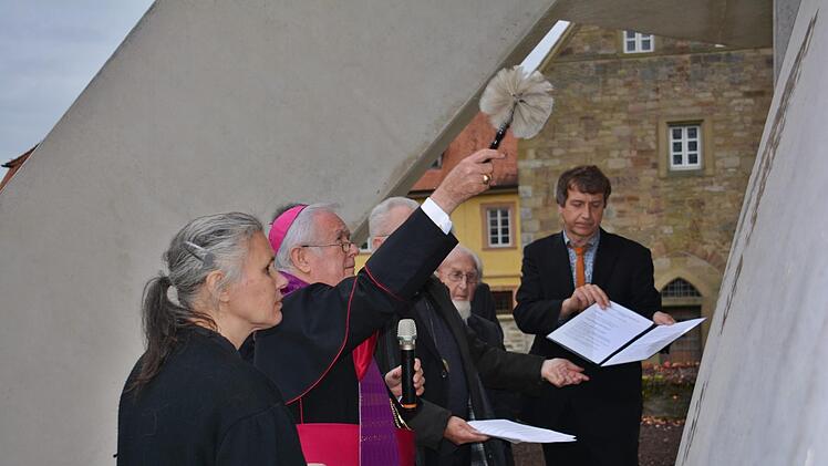 Em. Bischof Dr. Friedhelm Hofmann segnete am Samstagvormittag im neu gestalteten Friedhof von Maria Bildhausen das Euthanasie-Mahnmal. Foto: Hanns Friedrich