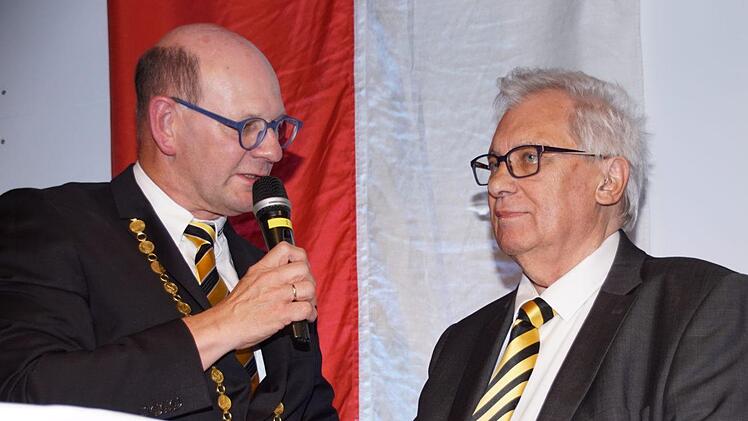 Ehrenbürger und Heimatforscher Ludwig Leisentritt (rechts) warf in seinem Festvortrag interessante Schlaglichter auf das Leben der Zeiler im Wandel der Jahrhunderte (hier im Gespräch mit dem Bürgermeister Thomas Stadelmann).